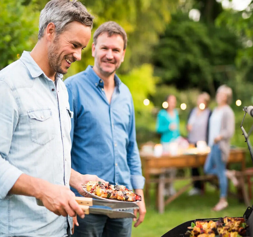 BBQ-genieten-familie-Buiten